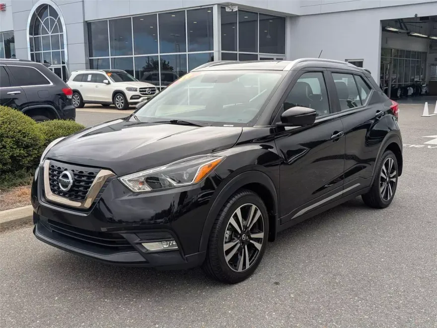 2019 Nissan Kicks SR photo 1