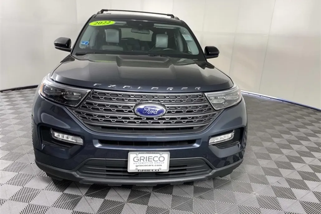 2022 Ford Explorer XLT photo 1