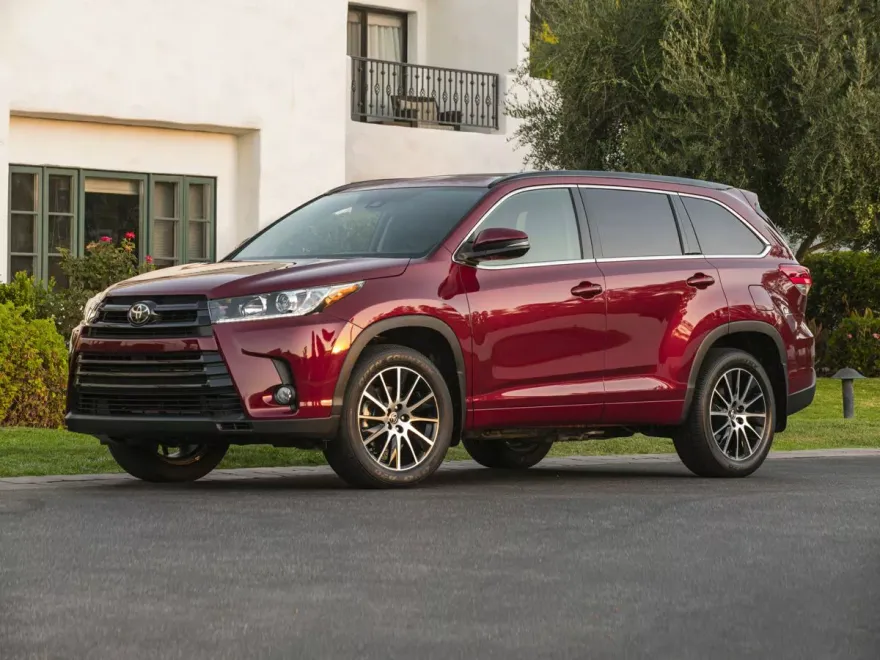 2019 Toyota Highlander LE photo 1