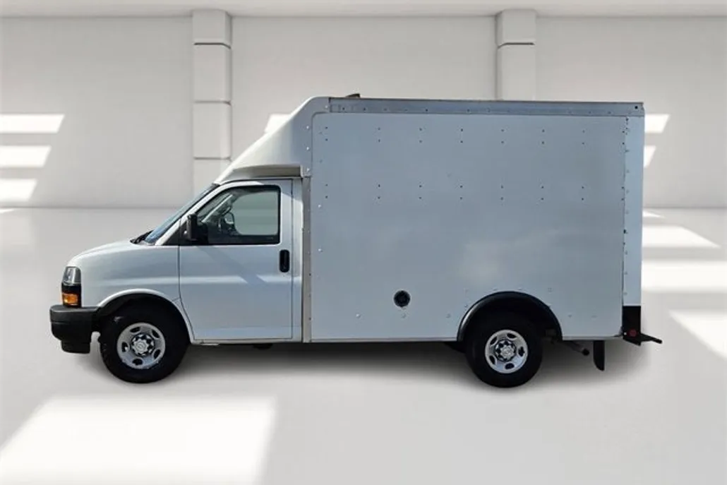 2021 Chevrolet Express Cutaway 3500 Base photo 1