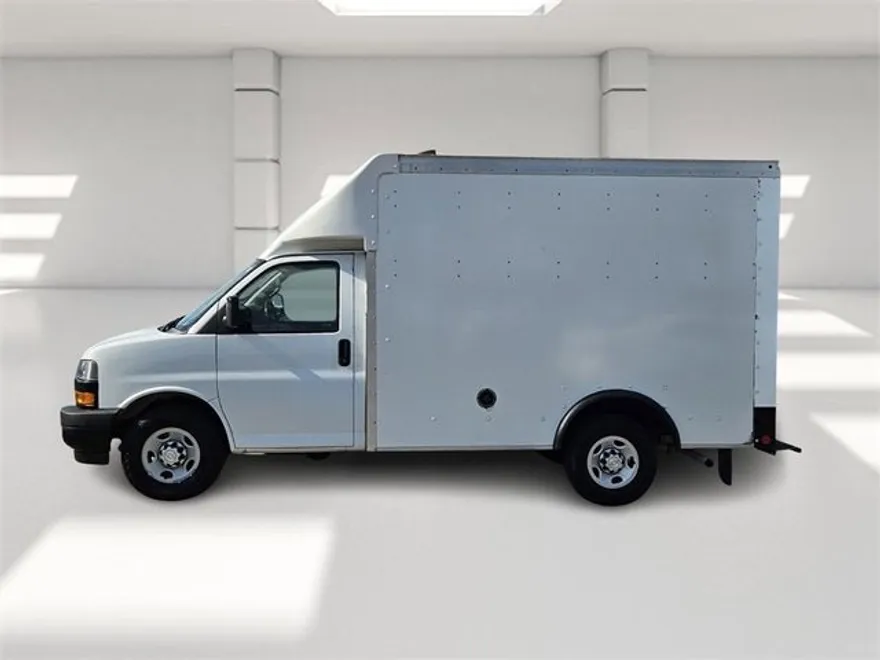 2021 Chevrolet Express Cutaway 3500 Base photo 1