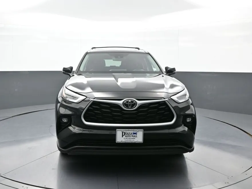 2023 Toyota Highlander XLE photo 2