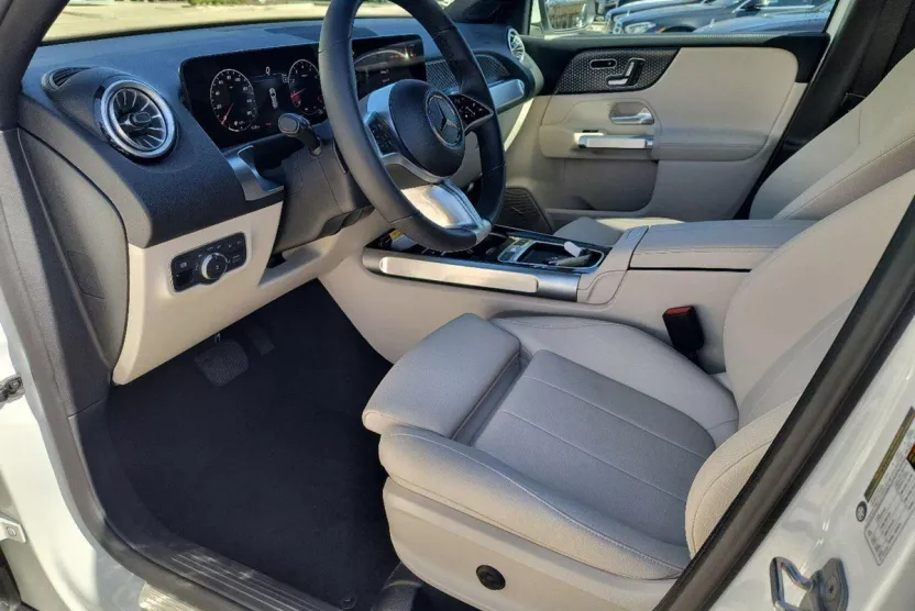 2025 Mercedes Benz GLB 250 photo 1