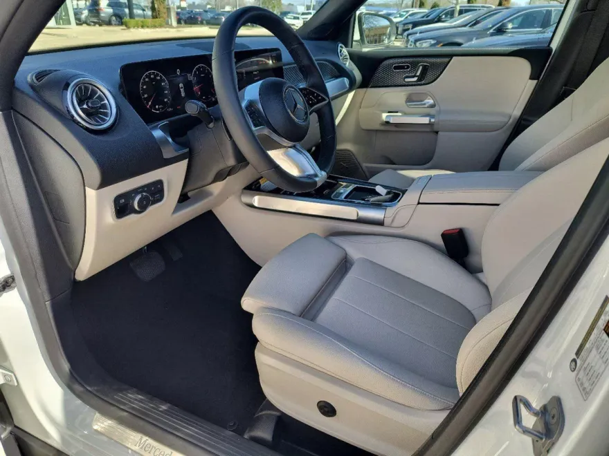 2025 Mercedes Benz GLB 250 photo 1
