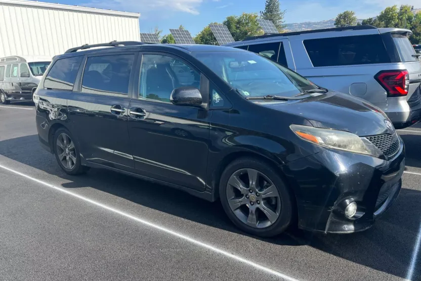 2015 Toyota Sienna SE photo 1
