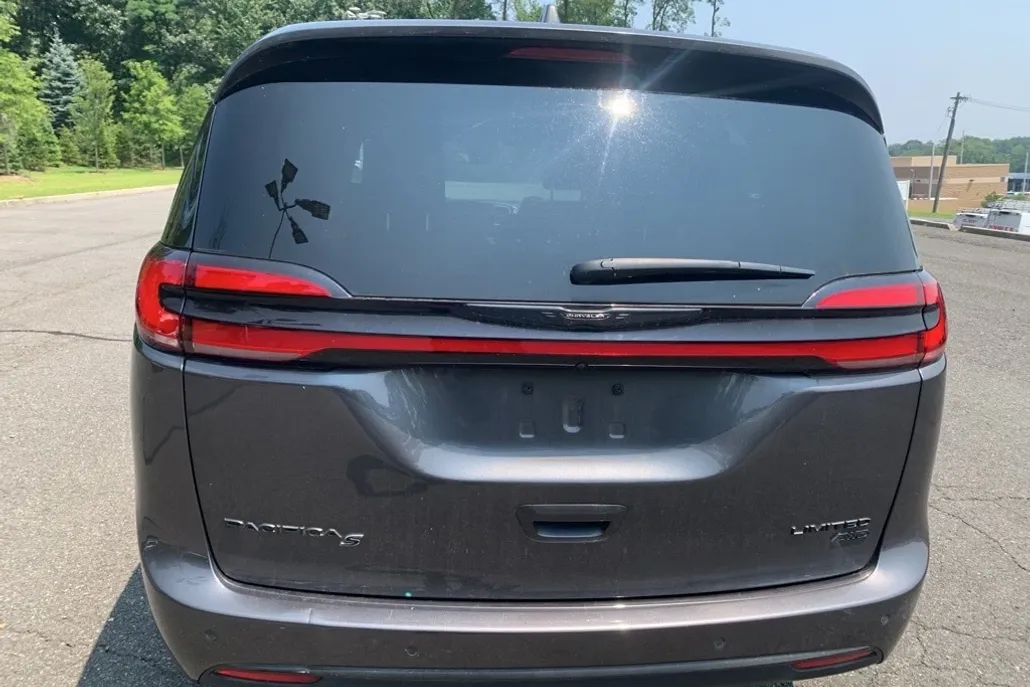 2022 Chrysler Pacifica Limited photo 1