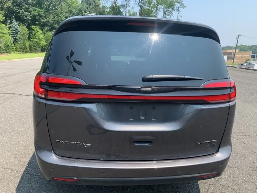 2022 Chrysler Pacifica Limited photo 1