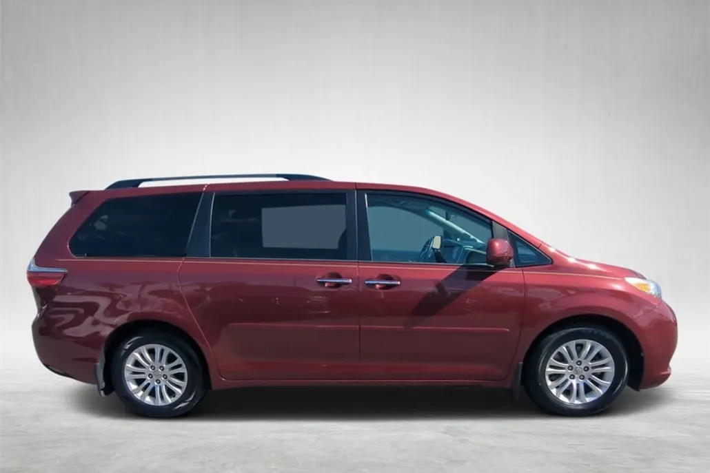 2015 Toyota Sienna L photo 1