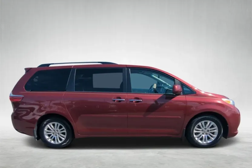 2015 Toyota Sienna L photo 1