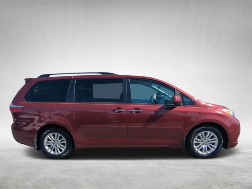 2015 Toyota Sienna L photo 1