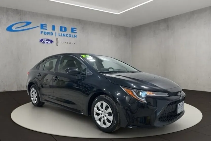 2022 Toyota Corolla LE photo 1