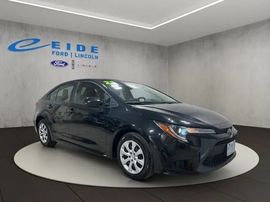 2022 Toyota Corolla LE photo 1