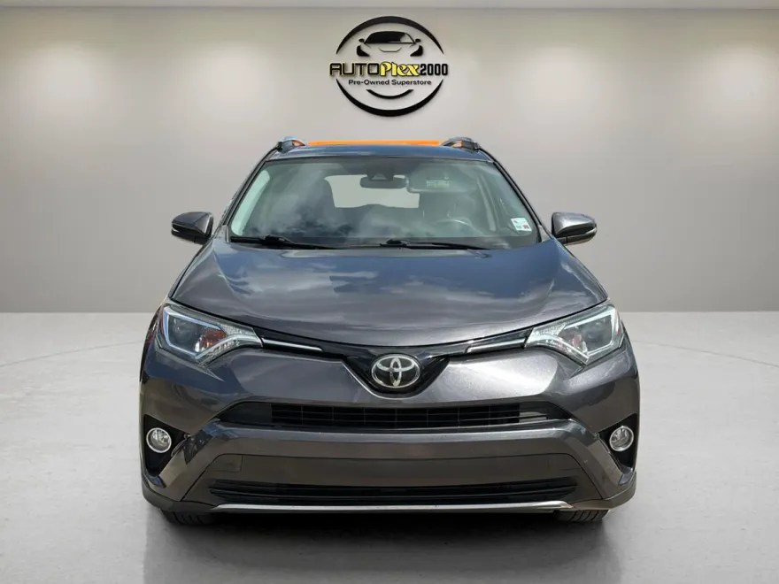 2017 Toyota RAV4 XLE photo 1