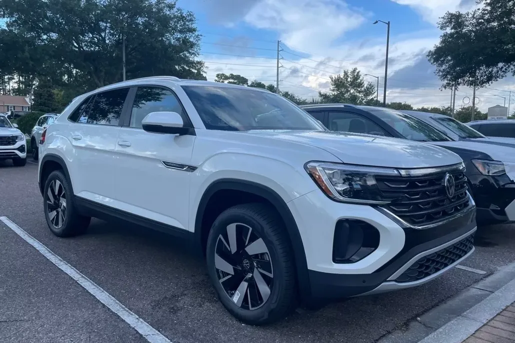 2026 Volkswagen Atlas Cross Sport SE Technology photo 1