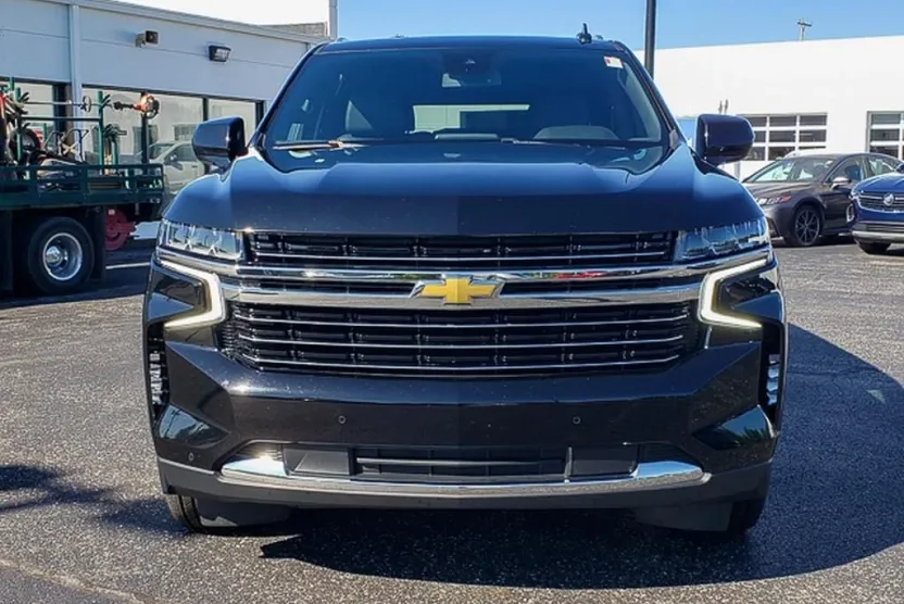2023 Chevrolet Suburban LT photo 1