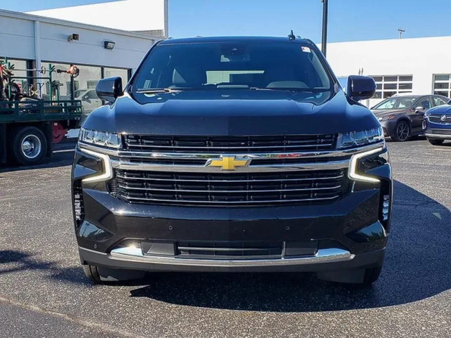 2023 Chevrolet Suburban LT photo 1