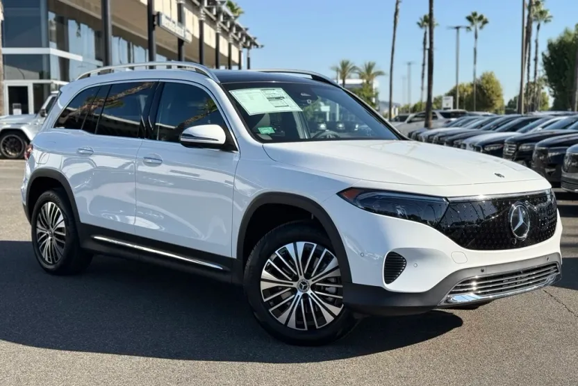 2025 Mercedes Benz EQB 300 4MATIC photo 1