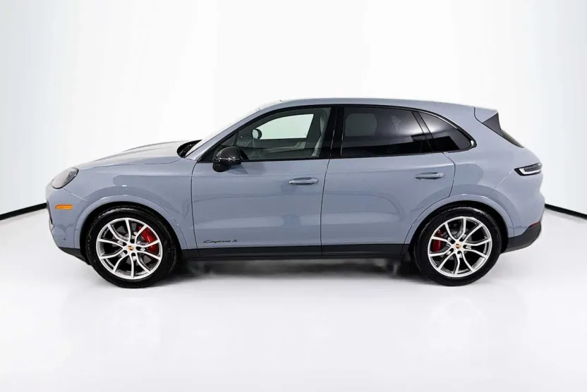 2025 Porsche Cayenne S photo 1