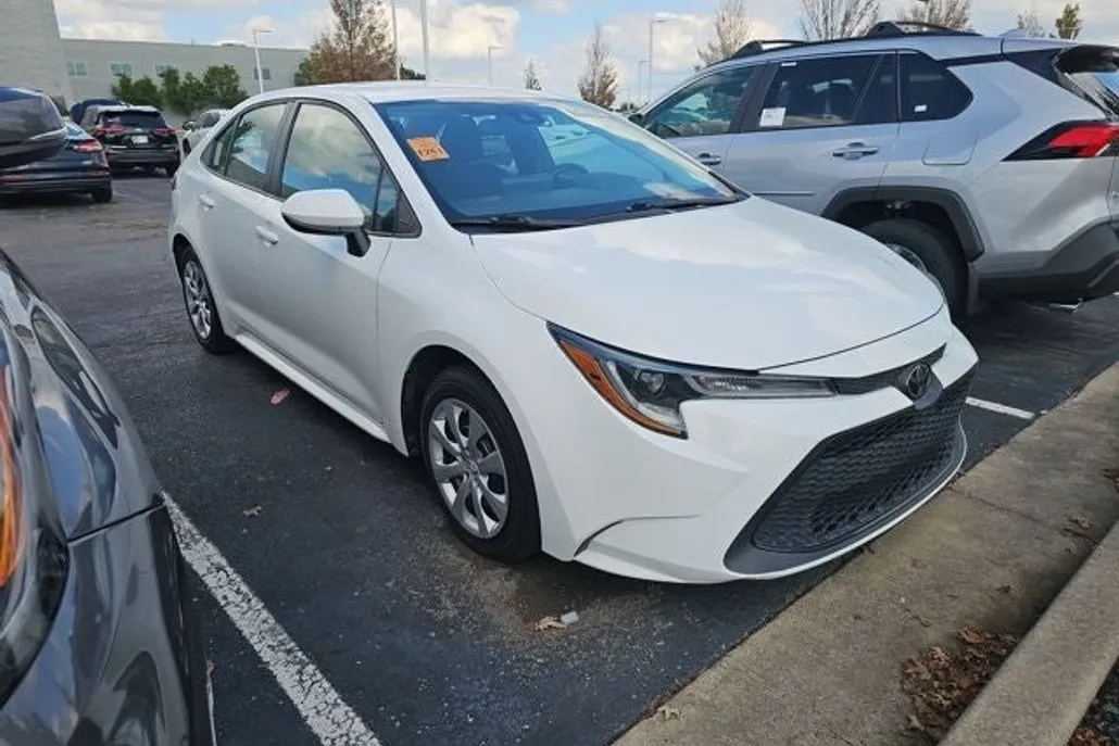 2022 Toyota Corolla LE photo 1