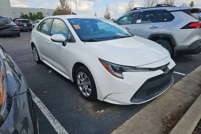 2022 Toyota Corolla LE photo 1