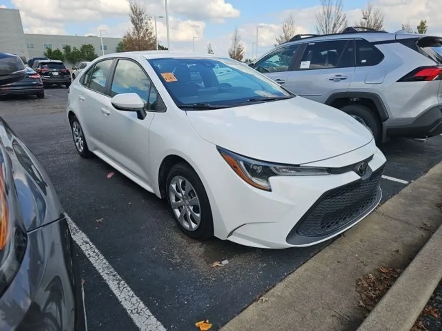 2022 Toyota Corolla LE photo 1