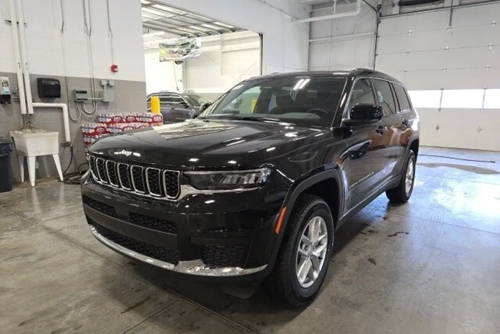 2025 Jeep Grand Cherokee Laredo photo 1