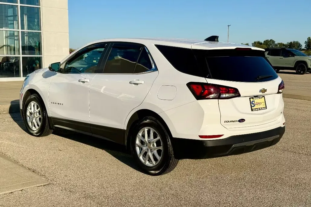 2024 Chevrolet Equinox LT photo 1