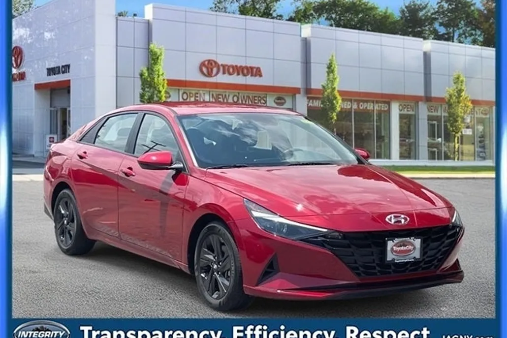 2022 Hyundai Elantra SEL photo 1