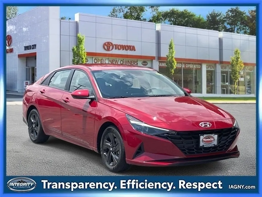 2022 Hyundai Elantra SEL photo 1