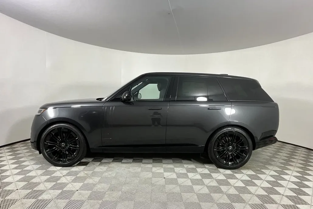2025 Land Rover Range Rover SE photo 1