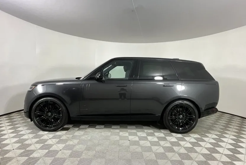 2025 Land Rover Range Rover SE photo 1
