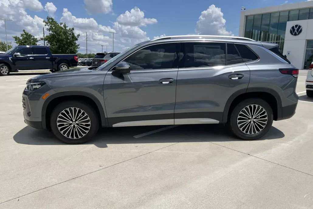 2025 Volkswagen Tiguan S photo 1