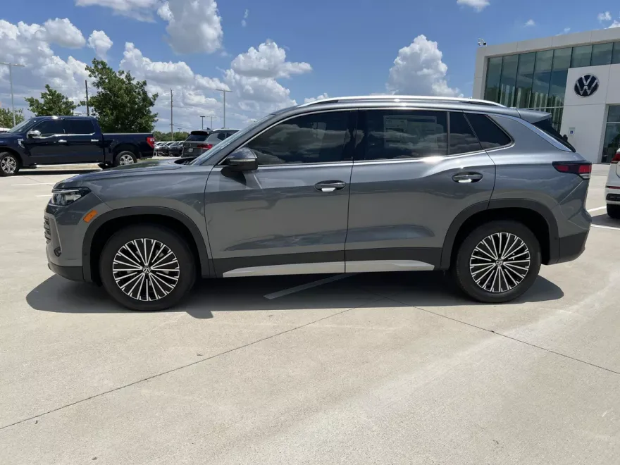 2025 Volkswagen Tiguan S photo 1