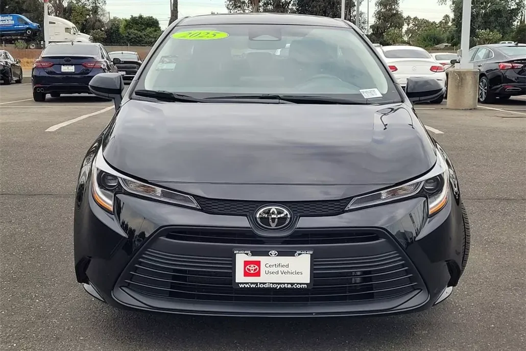2025 Toyota Corolla LE photo 1