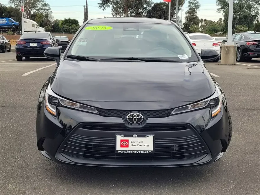 2025 Toyota Corolla LE photo 1