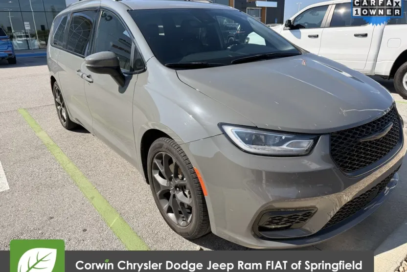 2023 Chrysler Pacifica Touring L photo 1