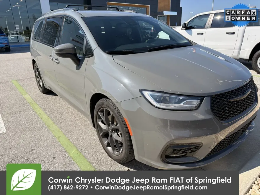 2023 Chrysler Pacifica Touring L photo 1