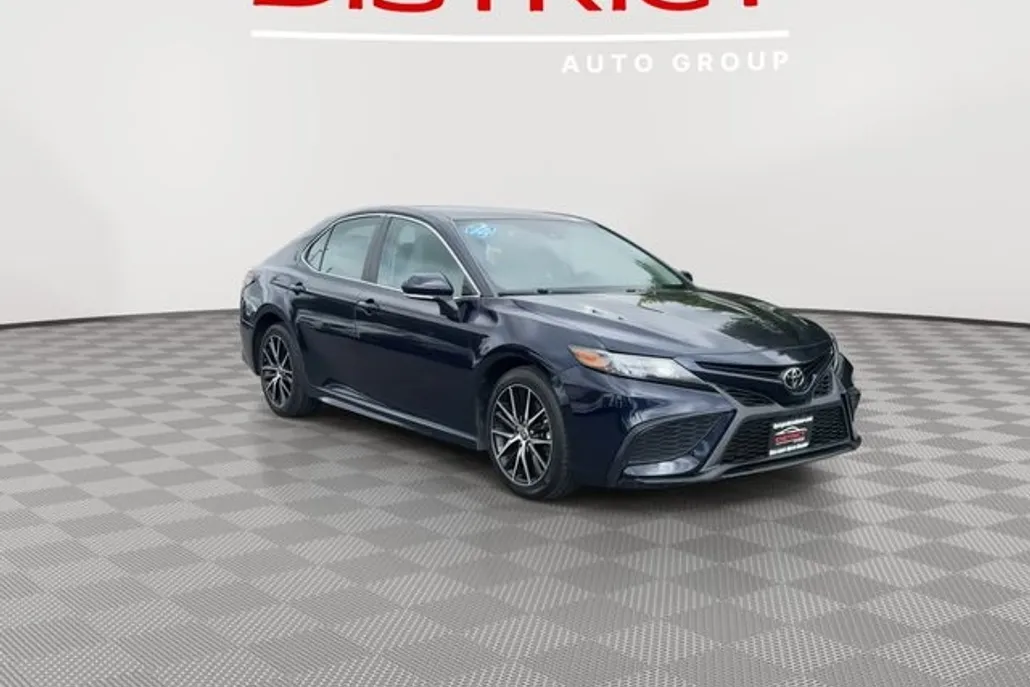 2022 Toyota Camry SE photo 1