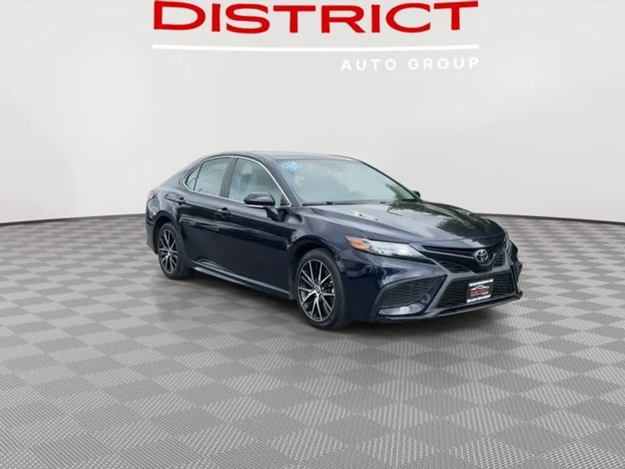 2022 Toyota Camry SE photo 1