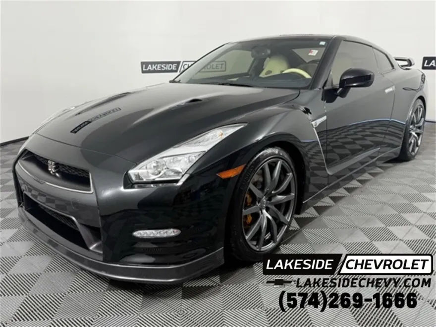 2015 Nissan GT-R Premium photo 1