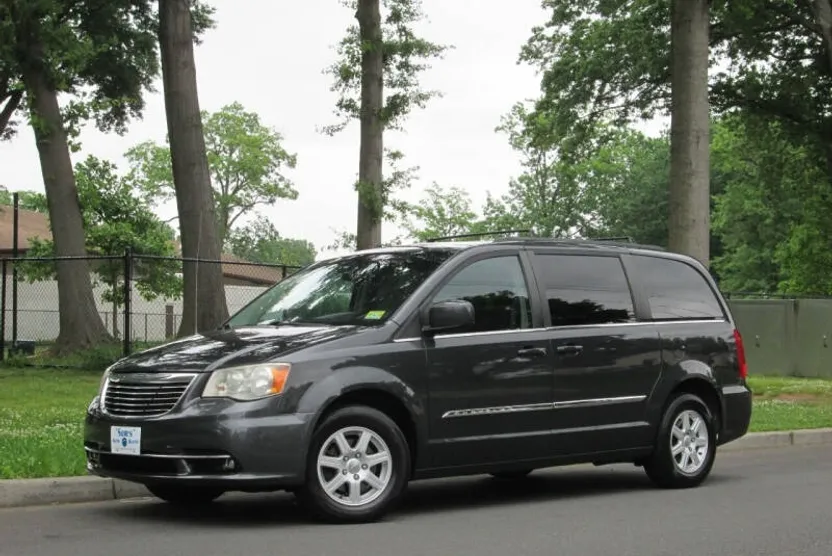 2012 Chrysler Town & Country Touring photo 1