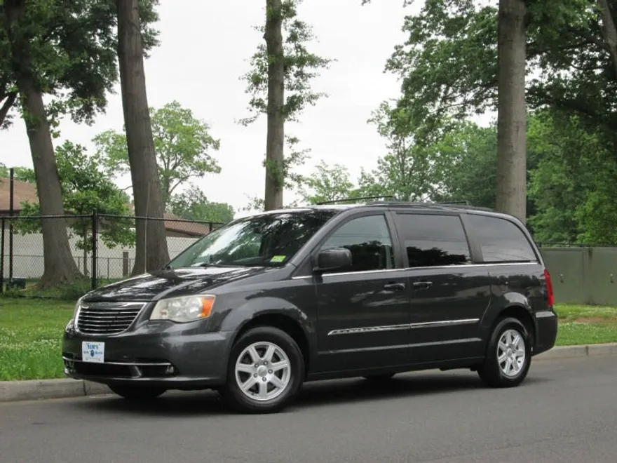 2012 Chrysler Town & Country Touring photo 1