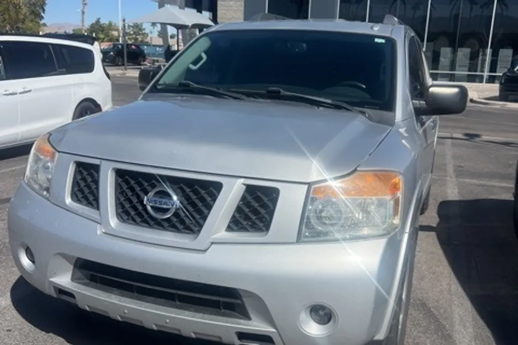2015 Nissan Armada SV photo 1