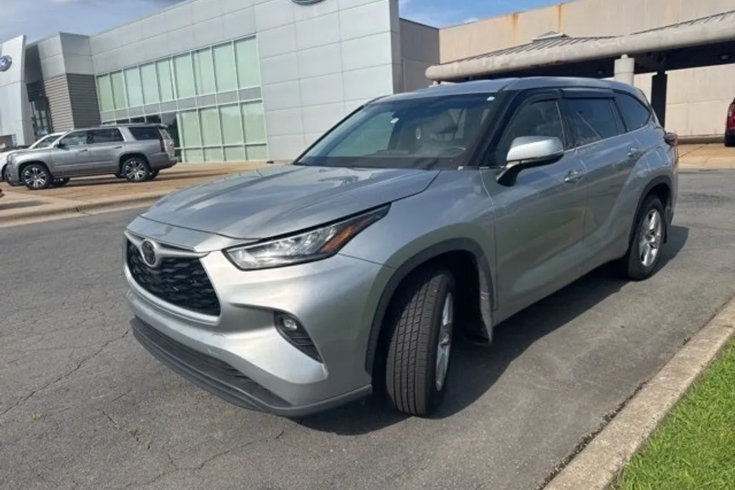 2020 Toyota Highlander LE photo 1