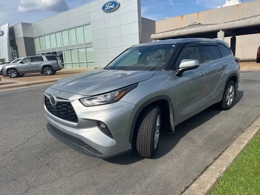 2020 Toyota Highlander LE photo 1