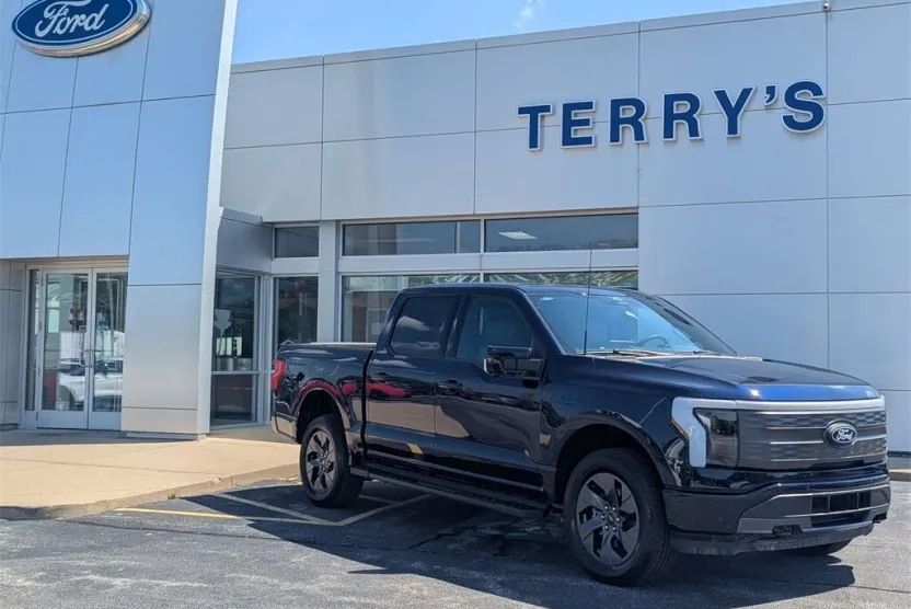 2024 Ford F-150 Lightning Lariat photo 1