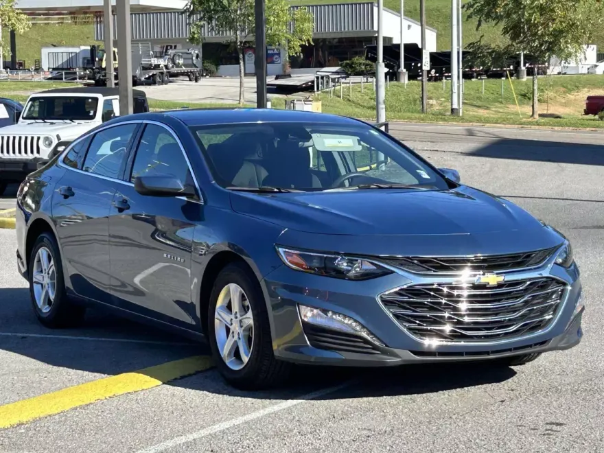 2024 Chevrolet Malibu 1LT photo 1