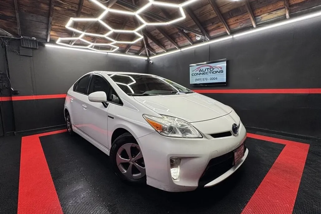 2013 Toyota Prius Two photo 1