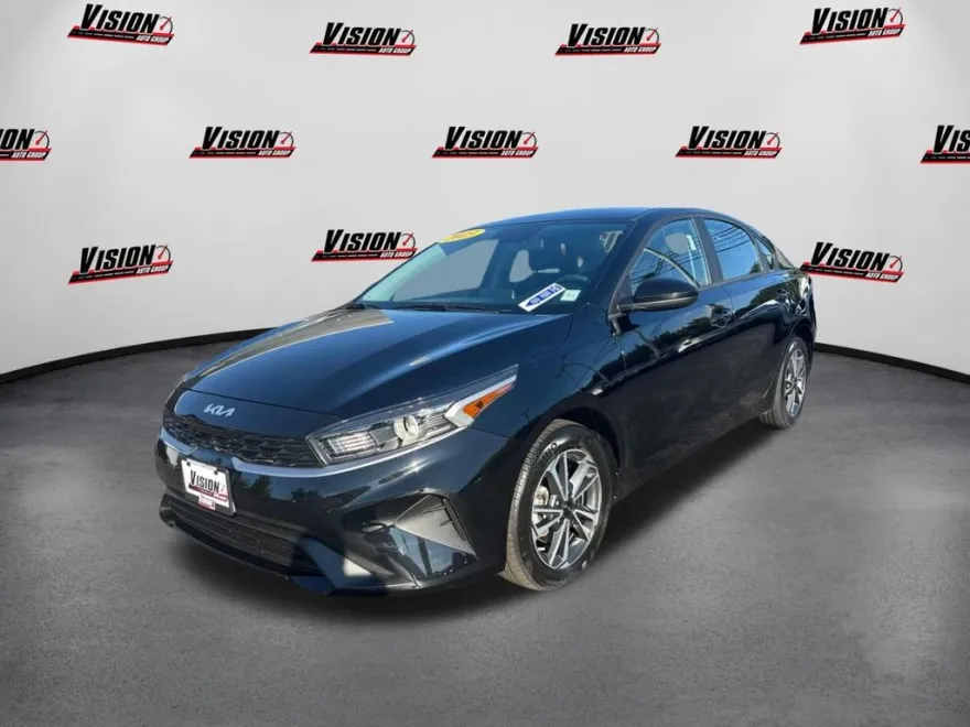 2023 Kia Forte LXS photo 1