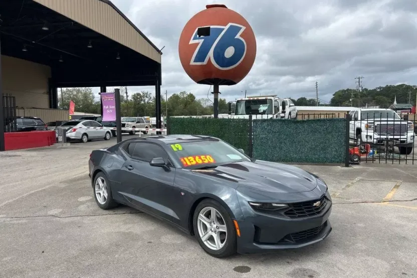 2019 Chevrolet Camaro Coupe 1LT photo 1